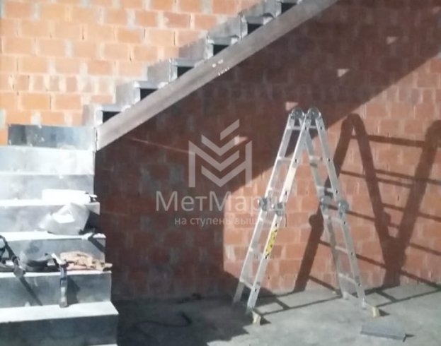 Металлический каркас лестницы под обшивку