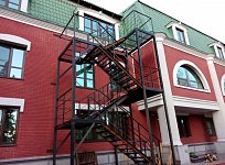 Уличная лестница в коттедж